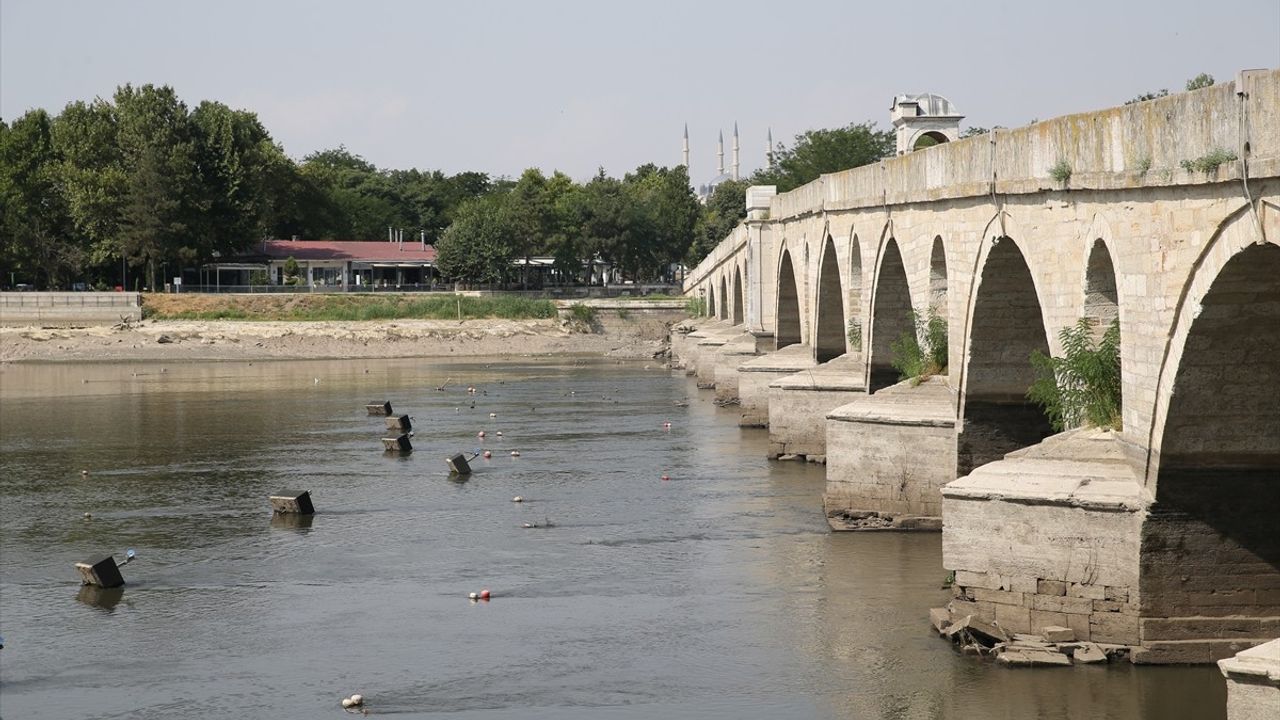 Meriç Nehri'nde Su Seviyesi Düşerken Tarihi Ahşap Köprünün Kalıntıları Gün Yüzüne Çıktı