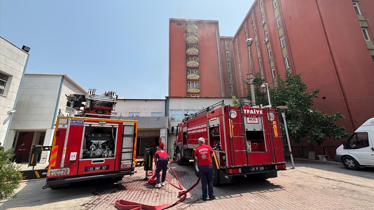Mersin'de Eski Hastane Binasında Yangın Kontrol Altına Alındı
