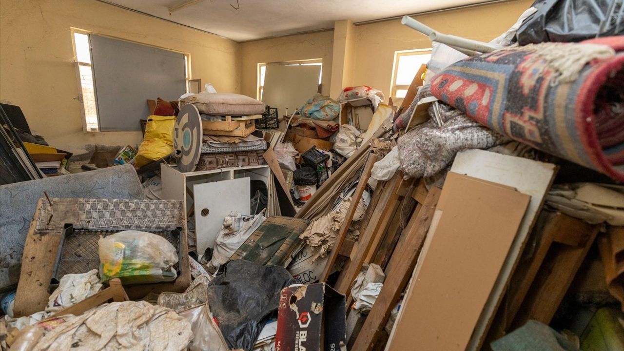 Mersin'de Korkunç Temizlik: 10 Kamyon Çöp Çıktı