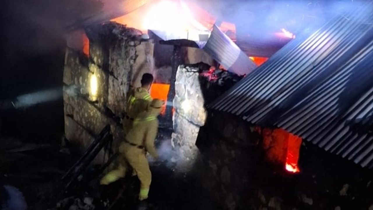 Mersin'de Metruk Evdeki Yangın Ormanlık Alana Sıçramadan Kontrol Altına Alındı