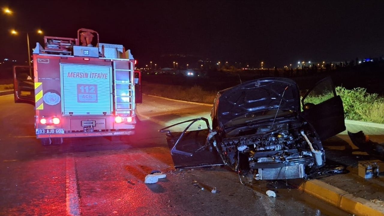 Mersin'de Refüje Çarpan Otomobil: 2 Yaralı