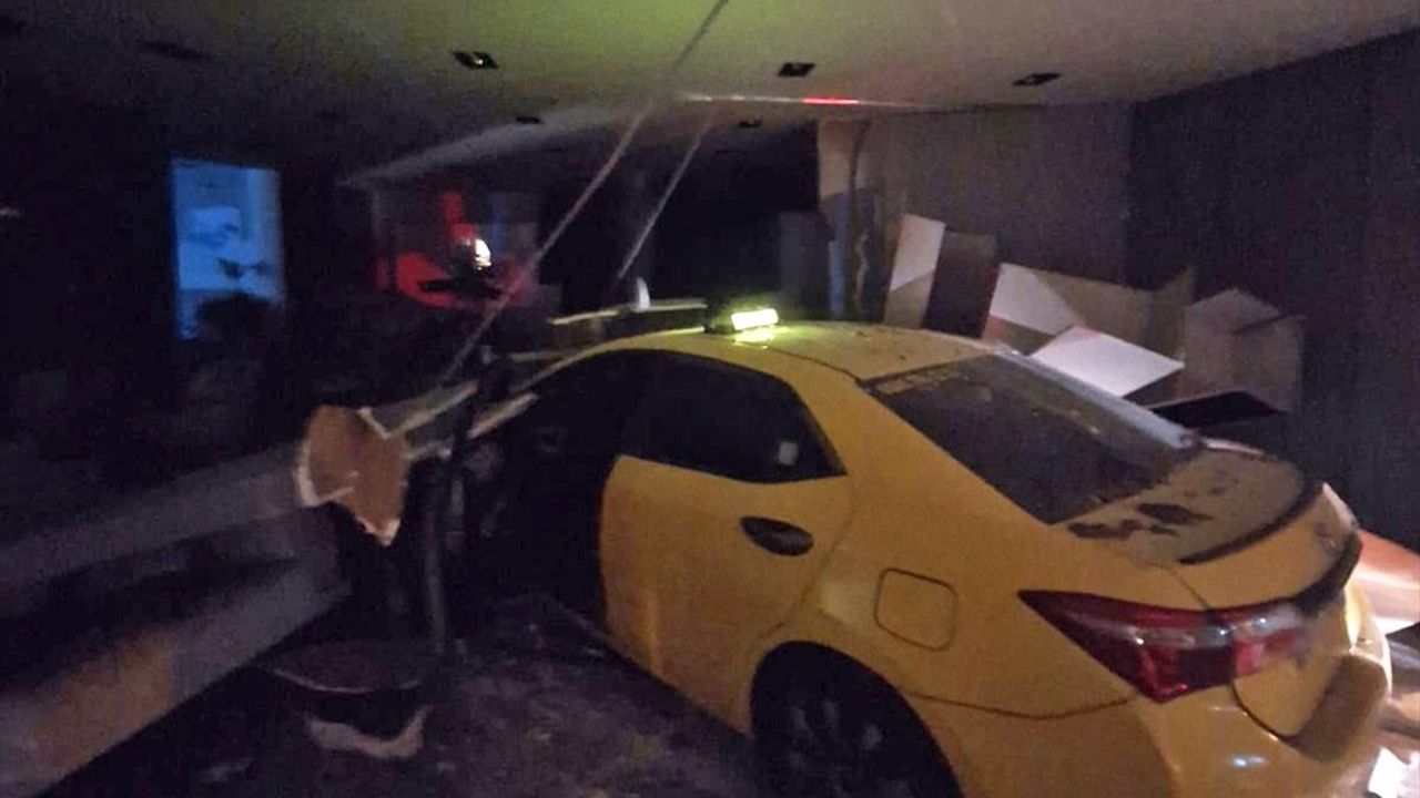 Mersin'de Taksi Motosikletliye Çarptı, Mobilya Mağazasına Girdi