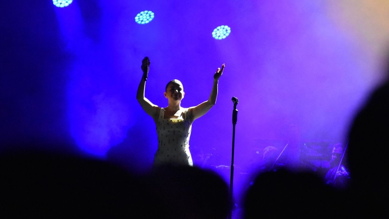 Merve Özbey Trabzon Kültür Yolu Festivali'nde Coşku Dolu Bir Konser Verdi
