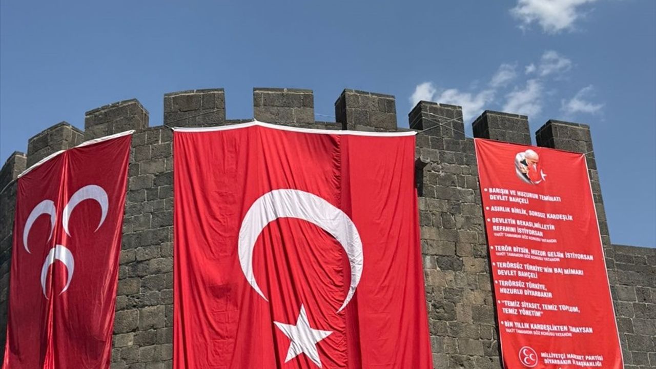 MHP Diyarbakır'da 'Terörsüz Türkiye' İçin Pankart Astı