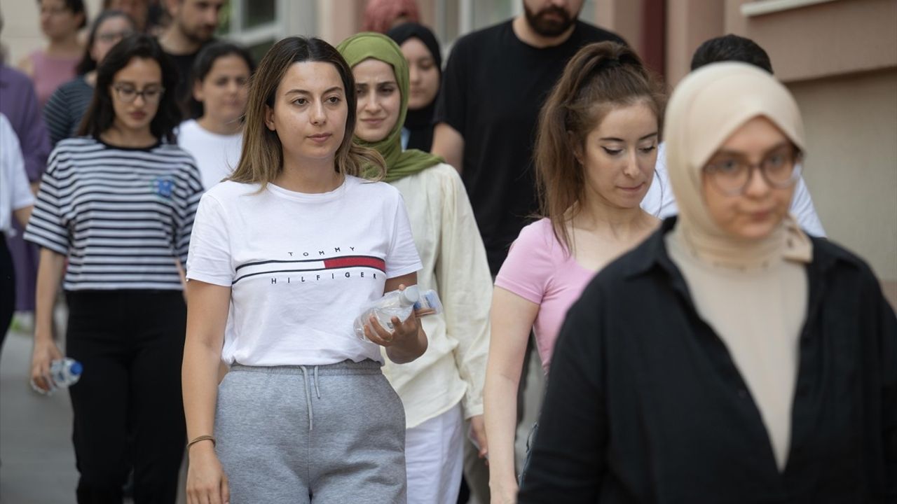 Milli Eğitim Bakanlığı Akademi Giriş Sınavı'nın İlk Oturumu Tamamlandı