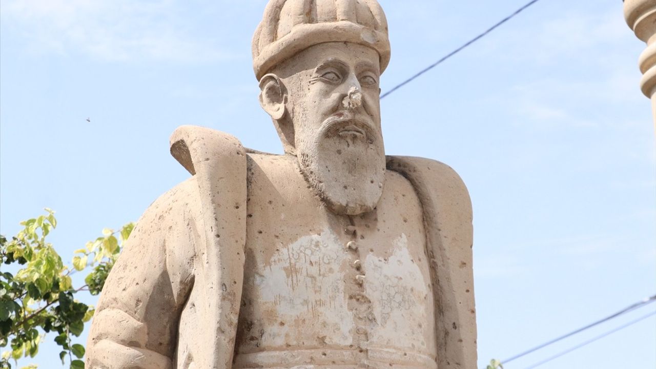 Mimar Sinan'ın Tahrip Edilen Heykeli Onarıldı