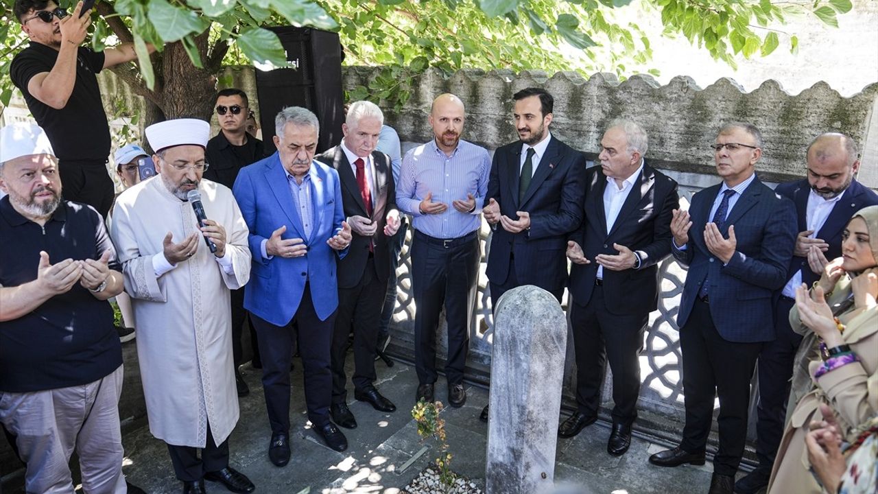 Mimar Sinan'ın Vasiyeti Gerçeğe Dönüştü: Süleymaniye Camisi'nde Aşure Dağıtımı