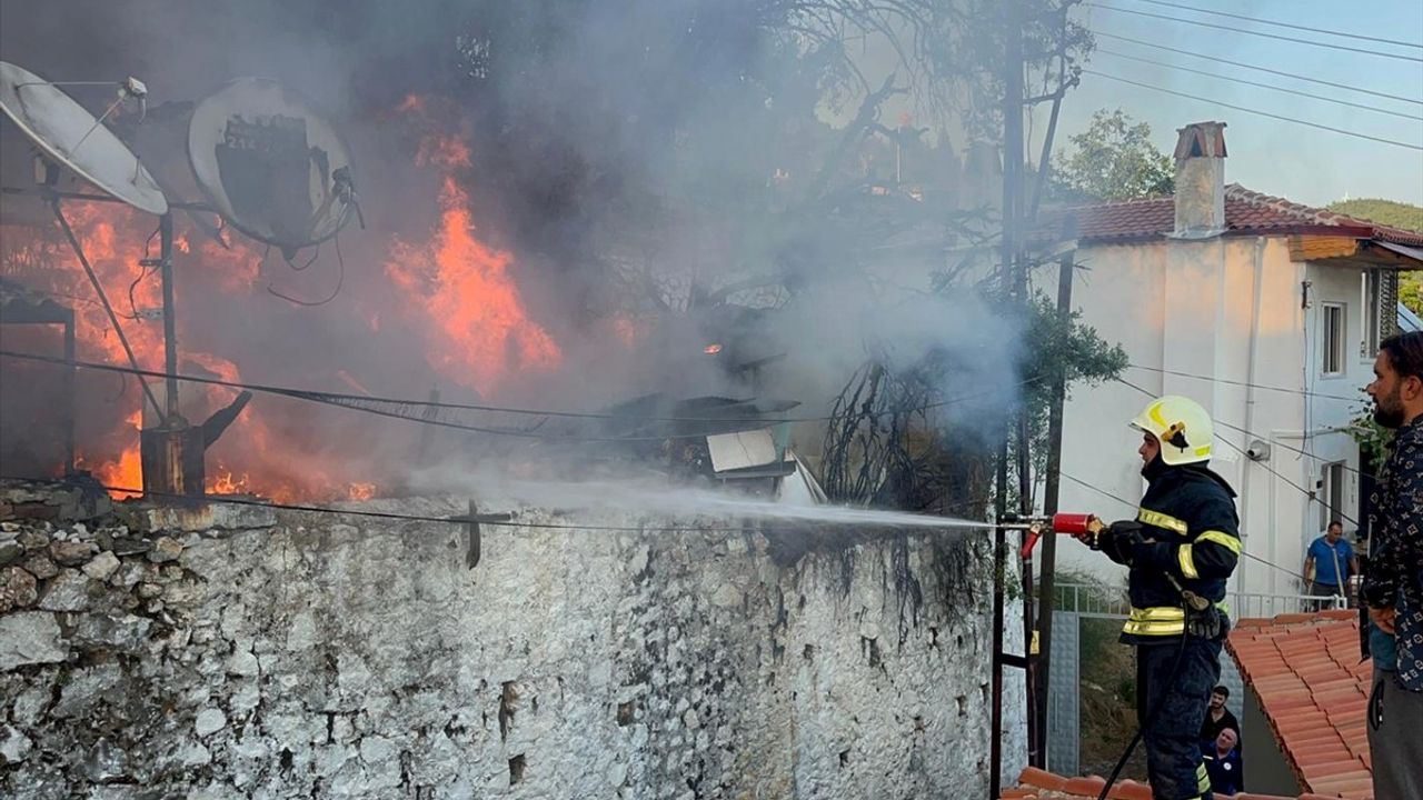 Muğla'da Müstakil Evde Çıkan Yangın Kullanılamaz Hale Getirdi