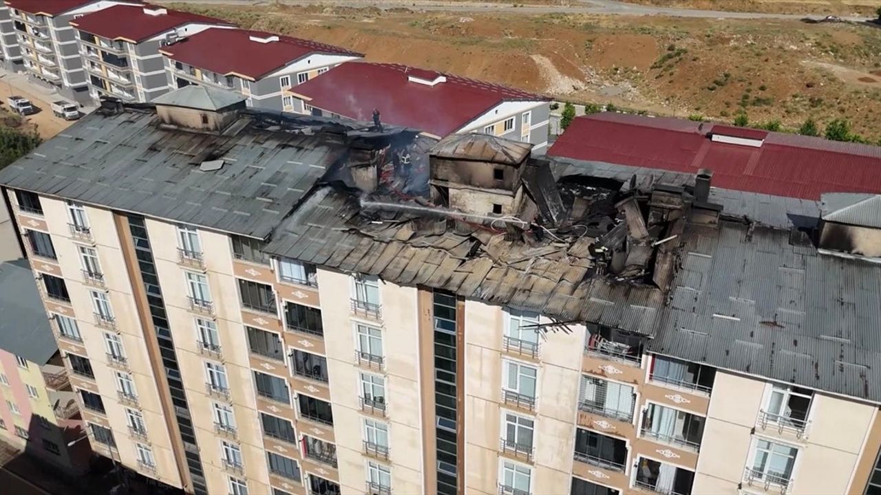 Muş'ta 9 Katlı Binanın Çatısında Yangın Çıktı