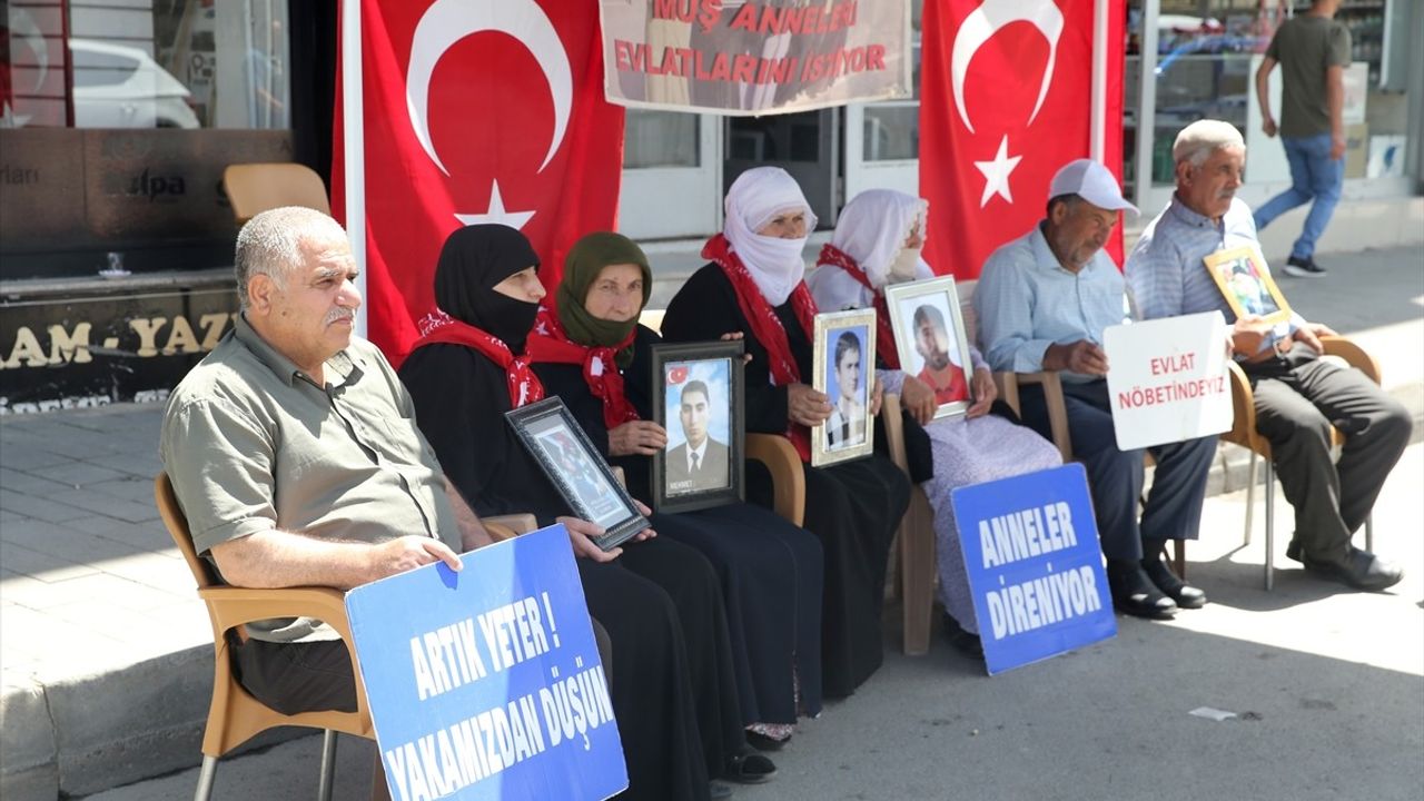 Muş'ta Aileler, Çocuklarının İade Edilmesi İçin DEM Parti Önünde Eylem Yapmaya Devam Ediyor