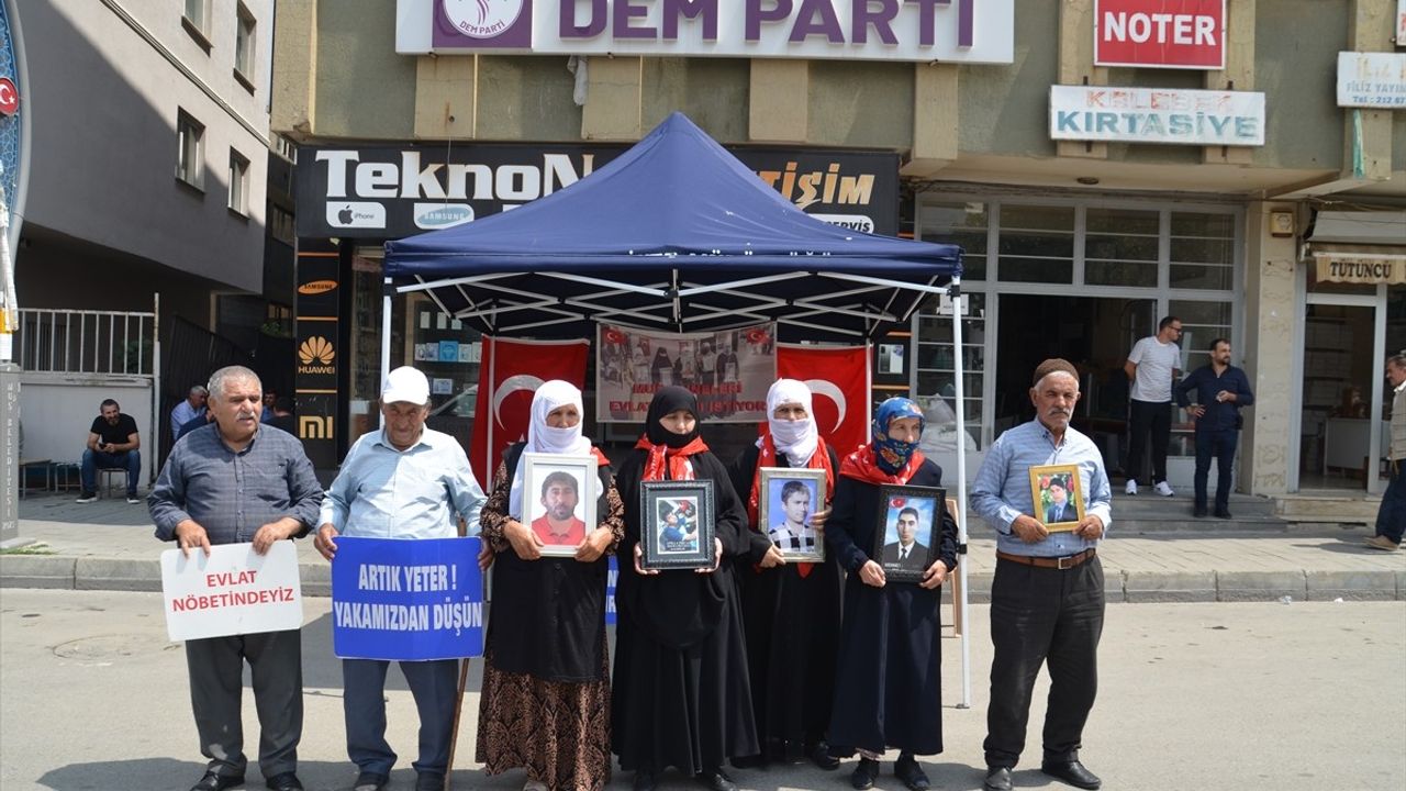 Muş'ta Aileler DEM Parti Önünde Evlat Nöbetini Sürdürüyor