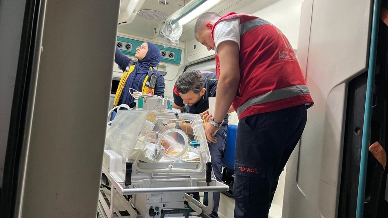 Muş'ta Kalp Damarı Daralması Olan Bebek, Ambulans Uçakla İstanbul'a Gönderildi
