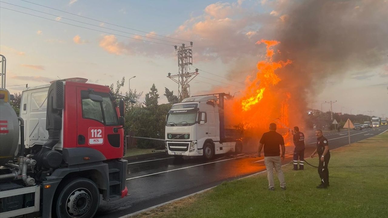 Nevşehir'de Seyir Halindeki Tır Yandı, Dorse Kullanılamaz Hale Geldi