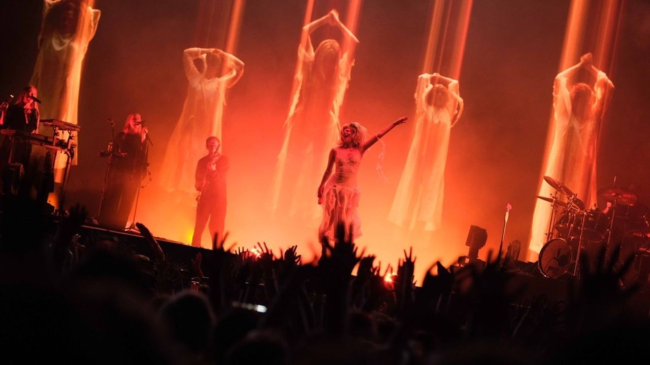 Norveçli Şarkıcı Aurora, İstanbul'da Büyüleyici Bir Konser Verdi