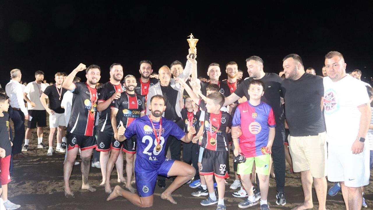 Ordu'da Manyetik Kum Gece Futbol Turnuvası Zaferle Tamamlandı