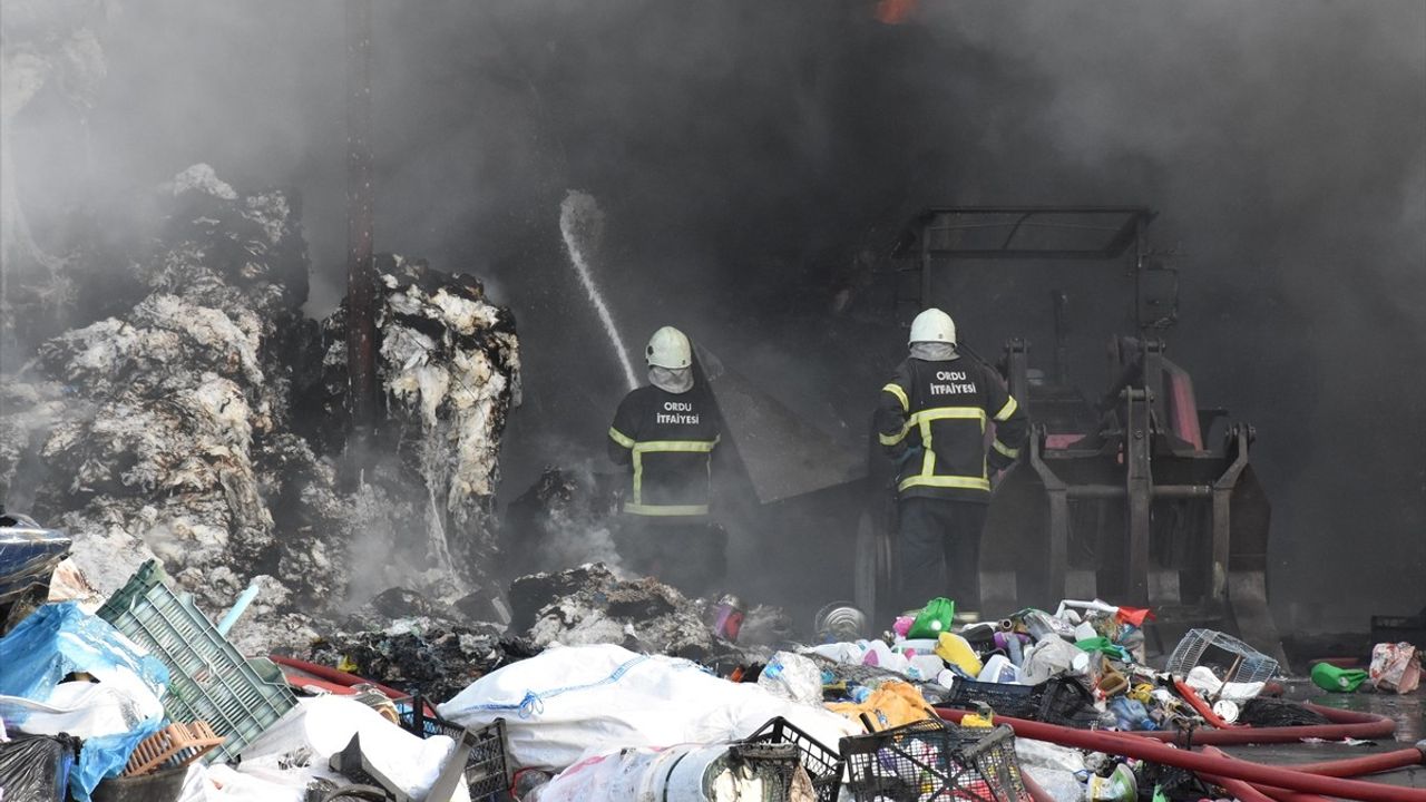 Ordu'daki Geri Dönüşüm Tesisinde Çıkan Yangın Kontrol Altına Alındı