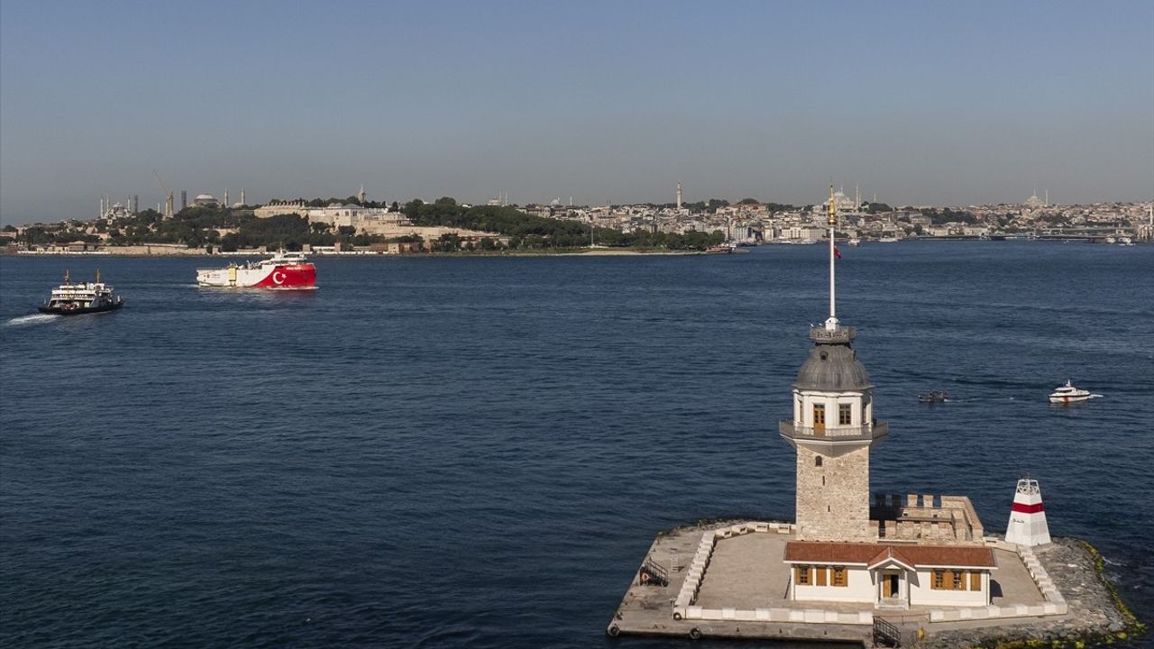 Oruç Reis Sismik Araştırma Gemisi İstanbul Boğazı'ndan Geçiyor