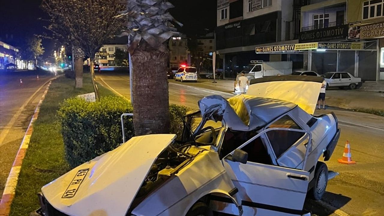 Osmaniye'de Refüjdeki Ağaca Çarpan Araçta Trafik Kazası: 1 Ölü