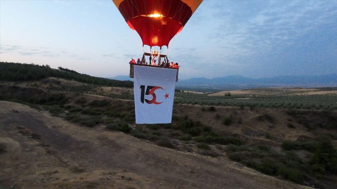 Pamukkale'de Sıcak Hava Balonları Türk Bayraklarıyla Süzüldü