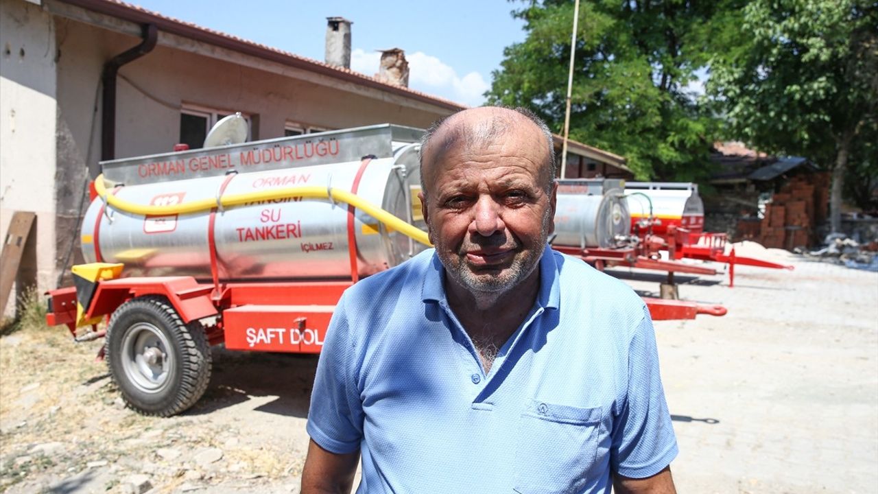 Patlayan Lastiğe Rağmen Yangına Su Taşıyan Çiftçiye 3 Tanker Hediye Edildi