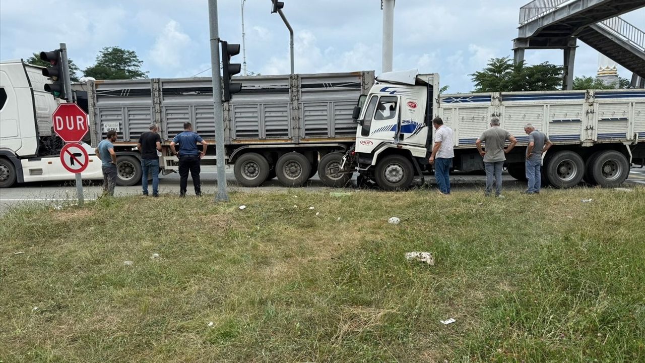 Rize'de Kamyonun Tıra Çarpması: Sürücü Yaralandı
