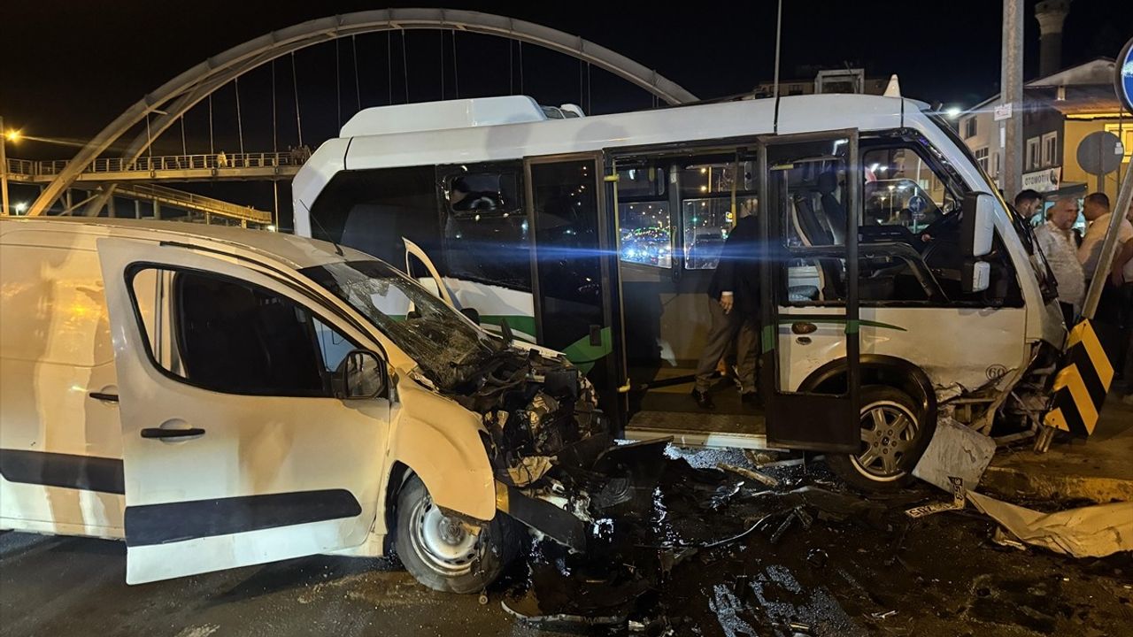 Rize'de Meydana Gelen Kazada 10 Kişi Yaralandı