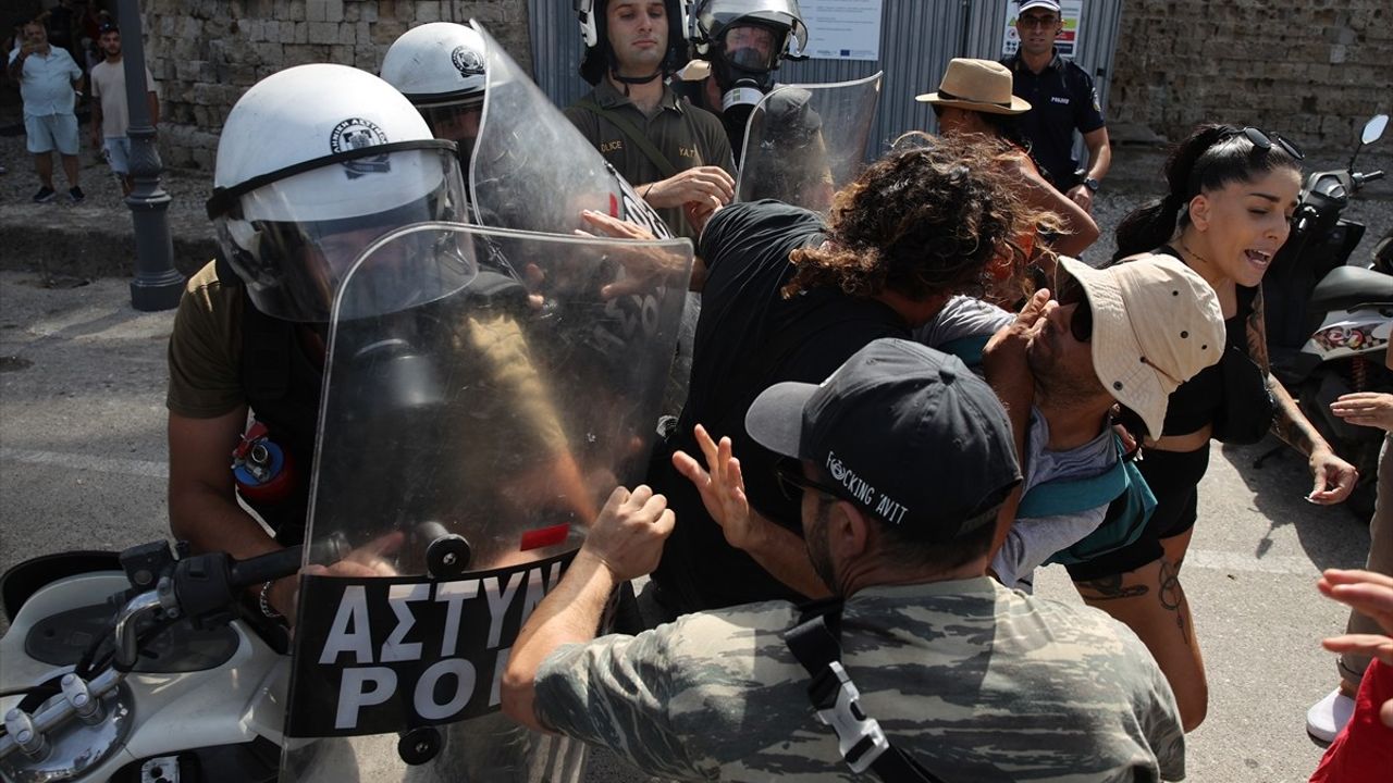 Rodos'ta Filistin Destekçileri, İsrailli Turist Gemisine Protesto Düzenledi