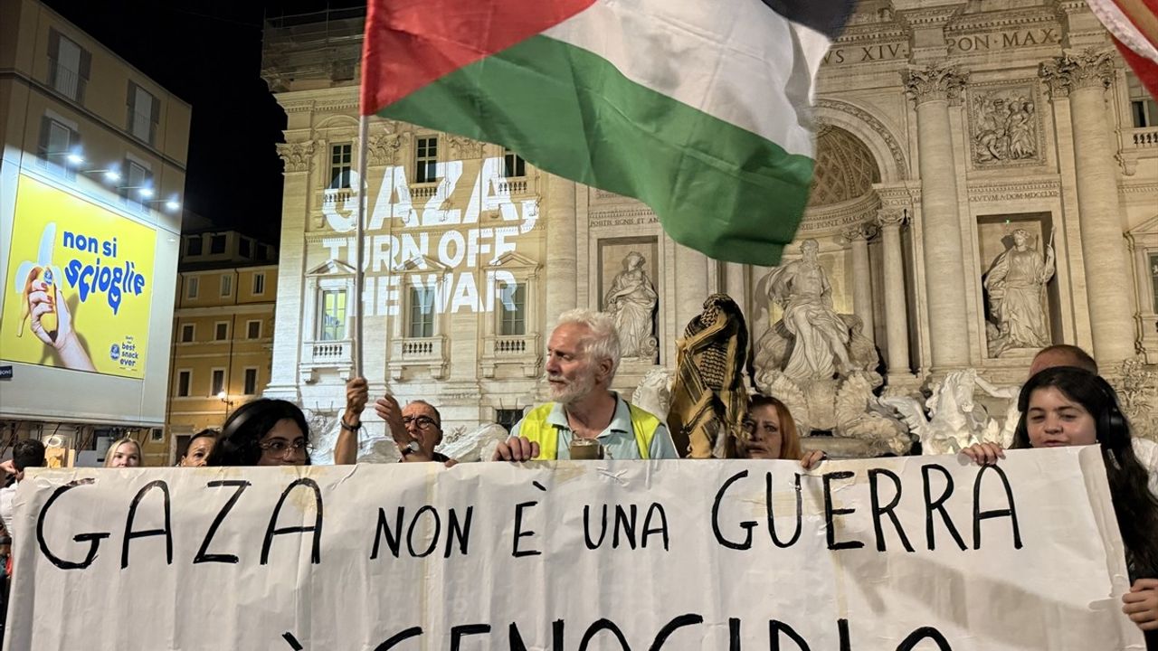 Roma'da Trevi Çeşmesi'nin Işıkları Gazze İçin Söndürüldü