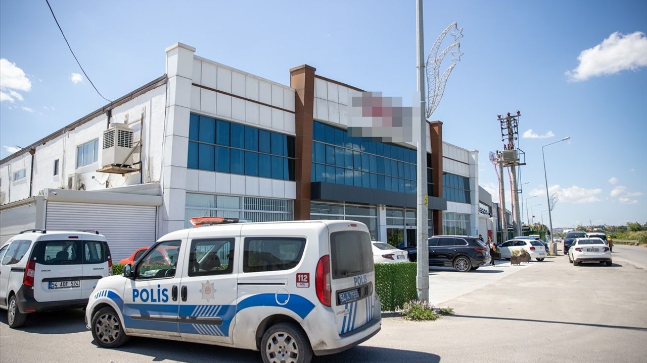Sakarya'da İş Yerinde Asma Tavan Çöktü: 3 Yaralı