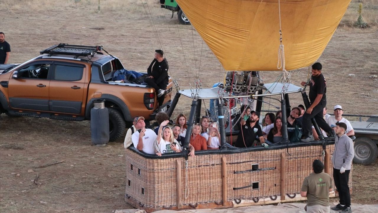 Salda Gölü'nde Sıcak Hava Balonları Uçuşa Geçti