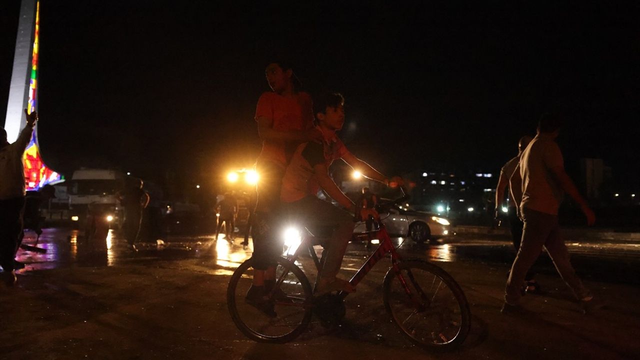 Şam'da İsrail Hava Saldırıları Sonrası Enkaz Kaldırma Çalışmaları Devam Ediyor