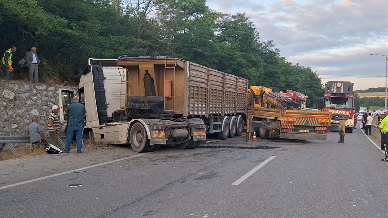 Samsun Bafra'da Tır ile Traktör Çarpıştı: 2 Yaralı