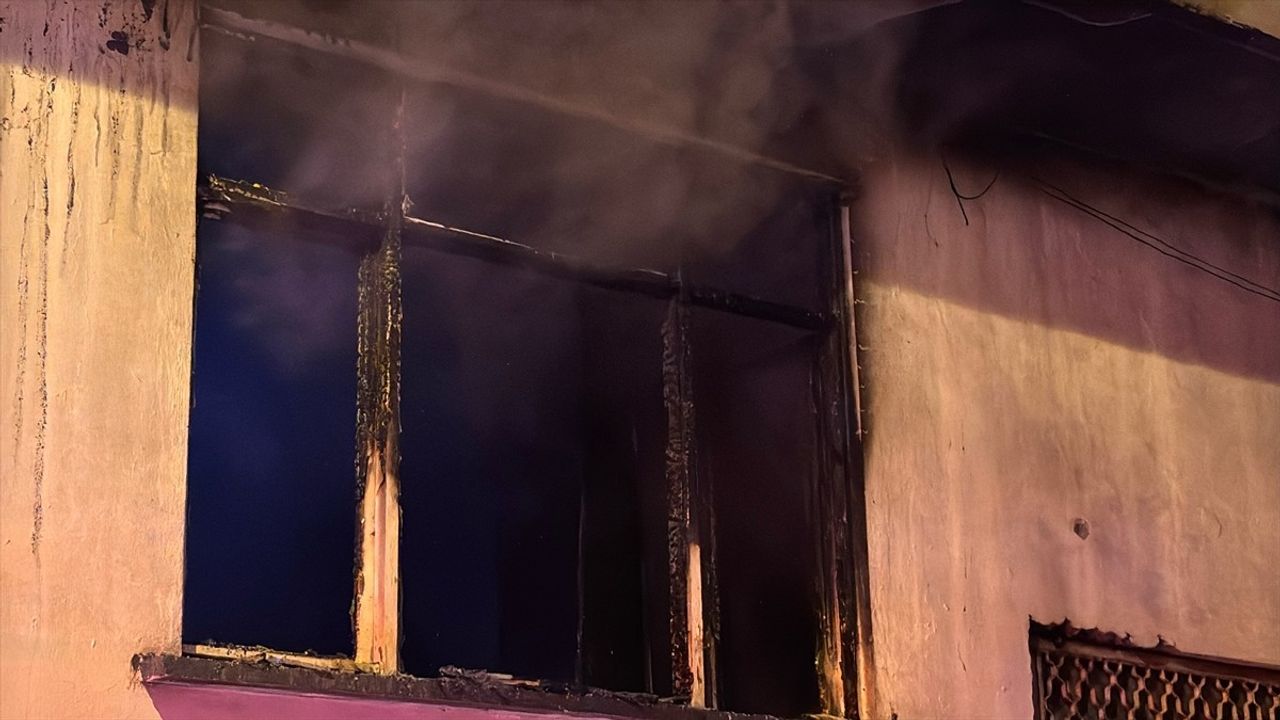 Samsun'da 3 Katlı Binada Yangın; 3 Kişi Dumandan Etkilendi
