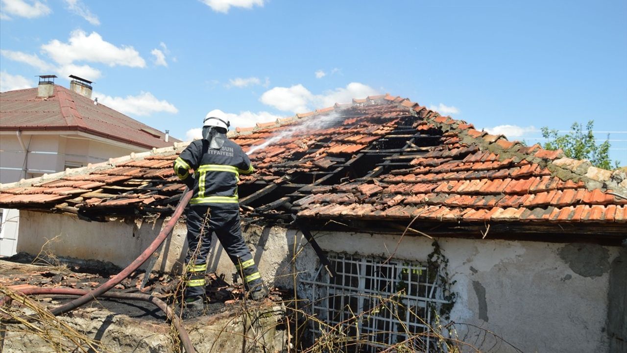Samsun'da Anız Yangını Evleri Tehdit Etti