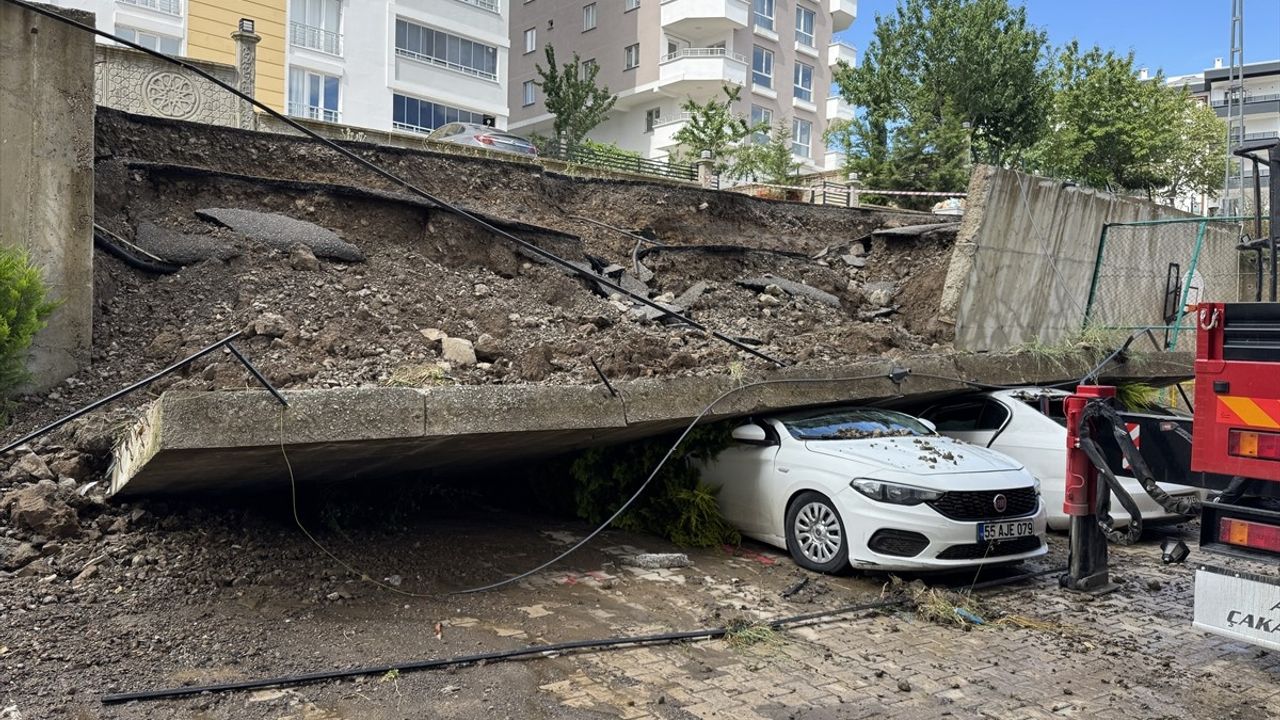 Samsun'da İstinat Duvarı Çöktü: 4 Araç Hasar Gördü