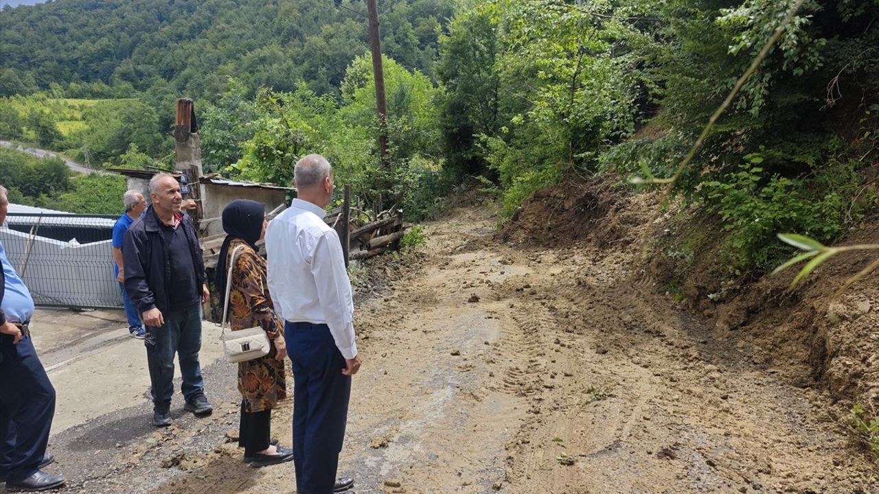 Samsun'da Sağanak Heyelana Neden Oldu: Yol Kapandı
