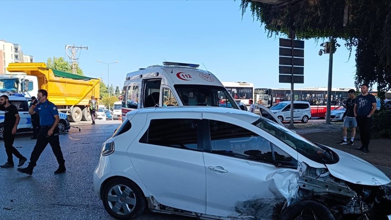 Samsun'da Trafik Kazası: 2'si Polis Memuru 3 Yaralı