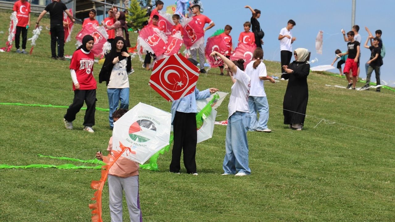 Samsun'da Yaz Kur'an Kursu Öğrencilerinden 'Filistin İçin Özgürlük' Uçurtma Etkinliği
