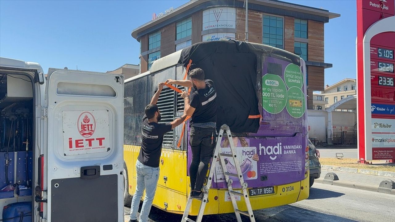 Sancaktepe'de Seyir Halindeki İETT Otobüsü Yangın Çıkardı