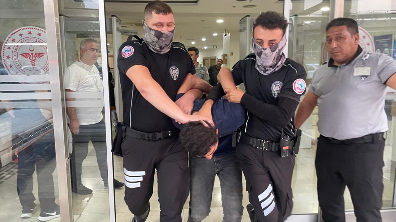 Şanlıurfa'da Hastanede Bıçaklı Saldırı: Başhekim Yardımcısı ve Güvenlik Görevlisi Yaralandı