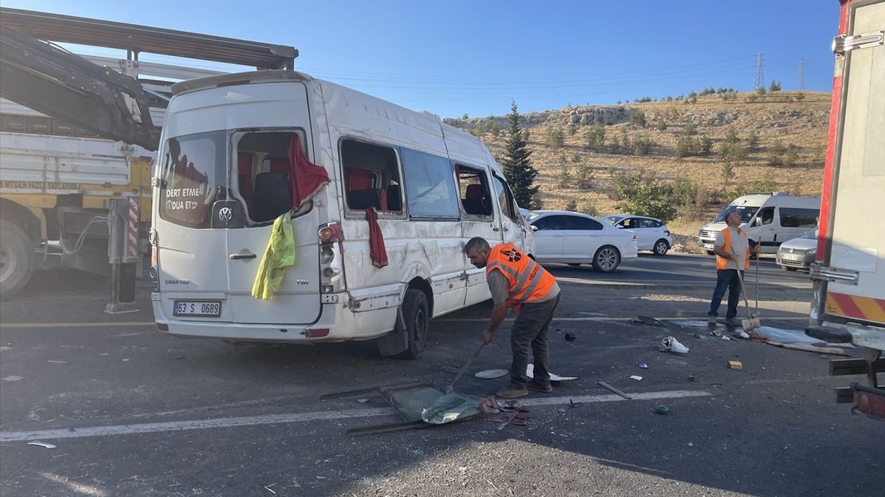 Şanlıurfa'da İşçi Servisi ile Otomobil Çarpıştı: 13 Yaralı