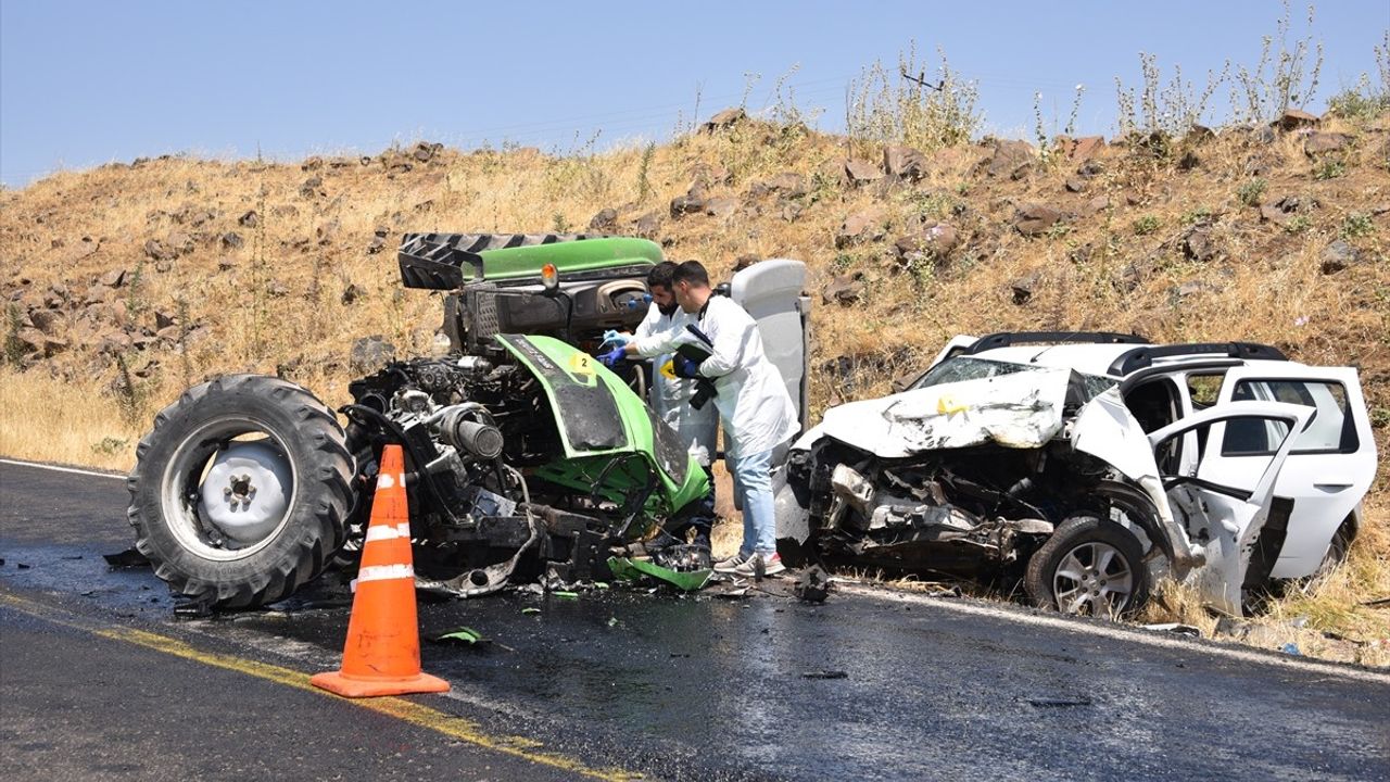 Şanlıurfa'da Otomobil-Traktör Çarpışması: 1 Ölü, 2 Yaralı