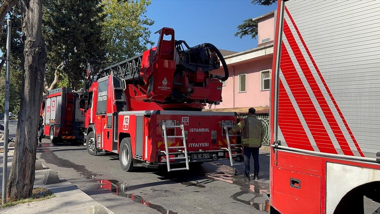 Sarıyer'deki Hastanede Çatı Yangını Kontrol Altına Alındı