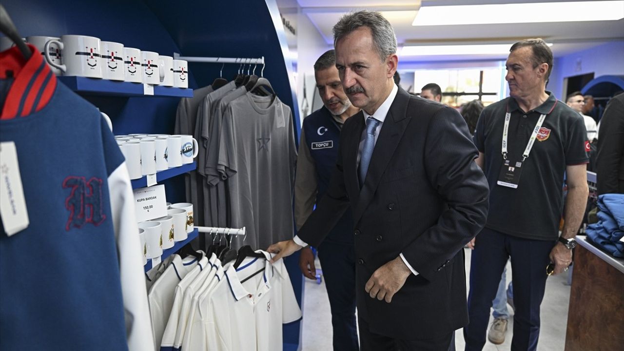 Savunma Sanayii Başkanı Görgün, IDEF 2025'te Vakıf Mağaza'yı Ziyaret Etti