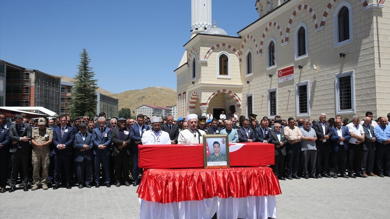 Şehit Piyade Sözleşmeli Er Celalettin Uyanık için Bitlis'te Tören Düzenlendi