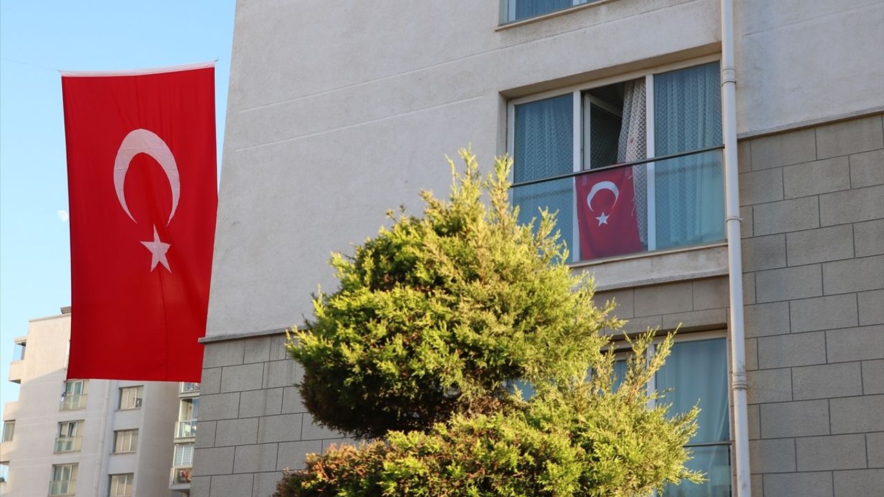 Şehit Üsteğmen Ege Akar'ın Acı Haberi İzmir'deki Ailesine Ulaştı