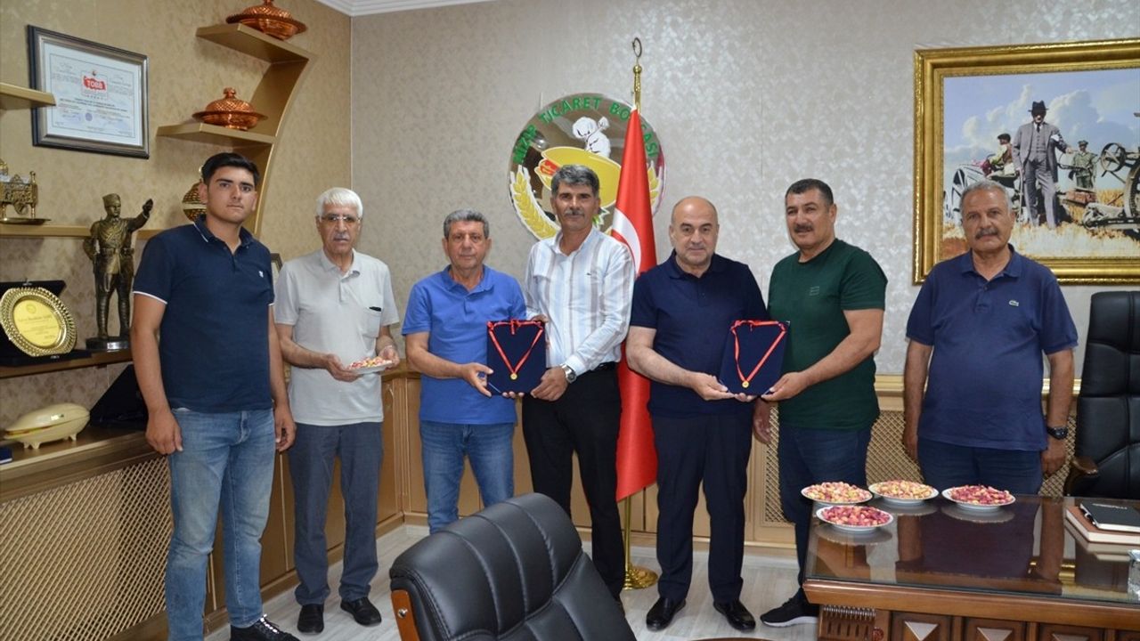Sezonun İlk Antep Fıstığı Üreticilere Altınla Ödüllendirildi