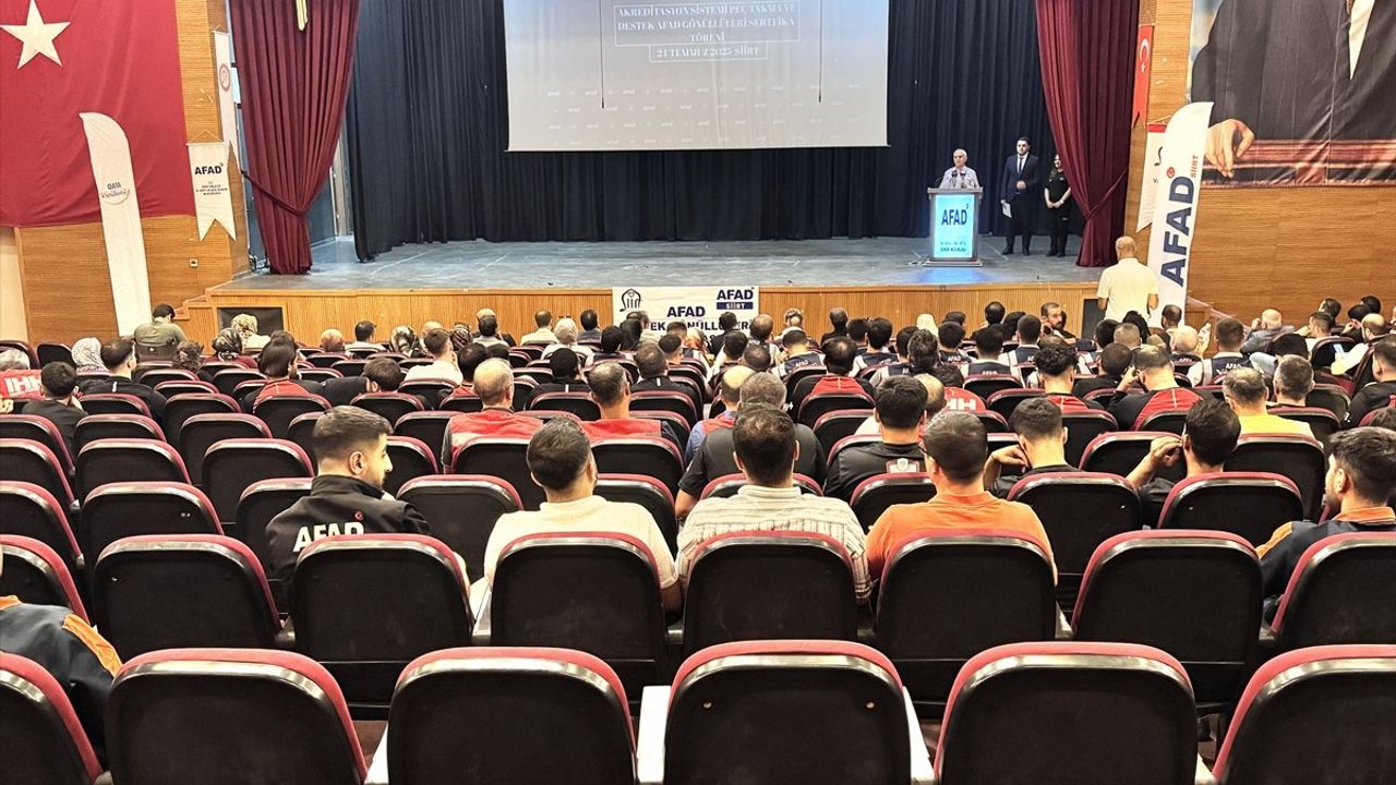 Siirt'te AFAD Destek Gönüllüleri Kimlik Kartı Dağıtım Töreni