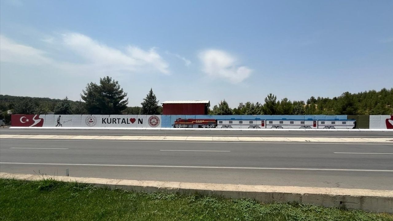 Siirt'te Güvenlik Duvarlarına 'Kurtalan Ekspresi' Teması