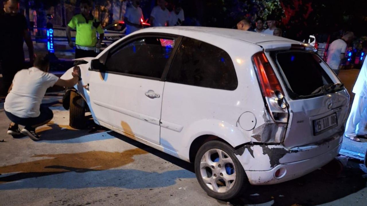 Siirt'te Park Halindeki Cipe Çarpan Otomobilde 5 Kişi Yaralandı